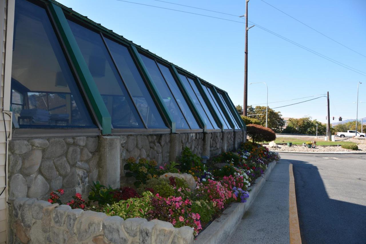 Cedars Inn Wenatchee Exterior photo