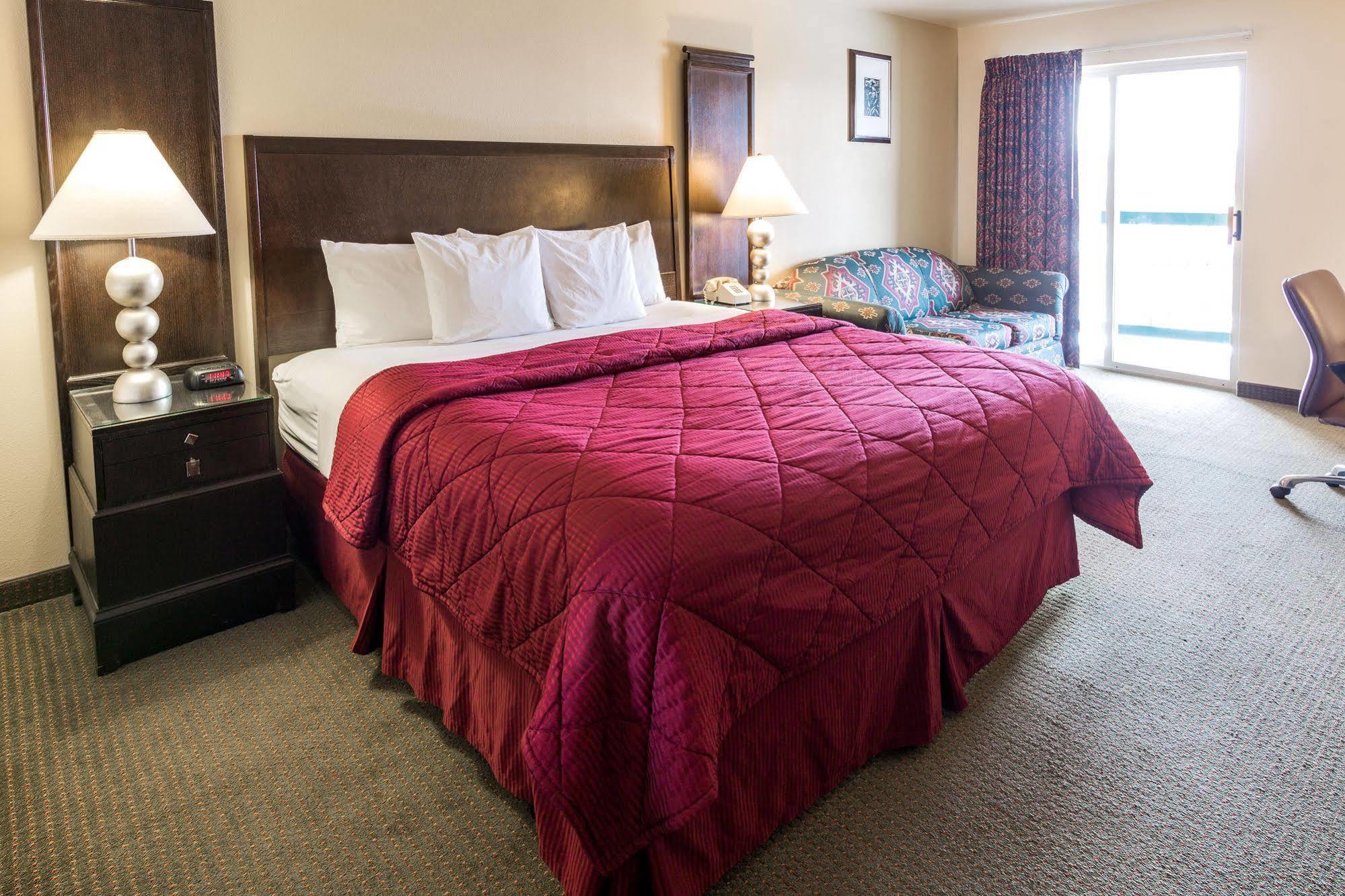 Cedars Inn Wenatchee Exterior photo
