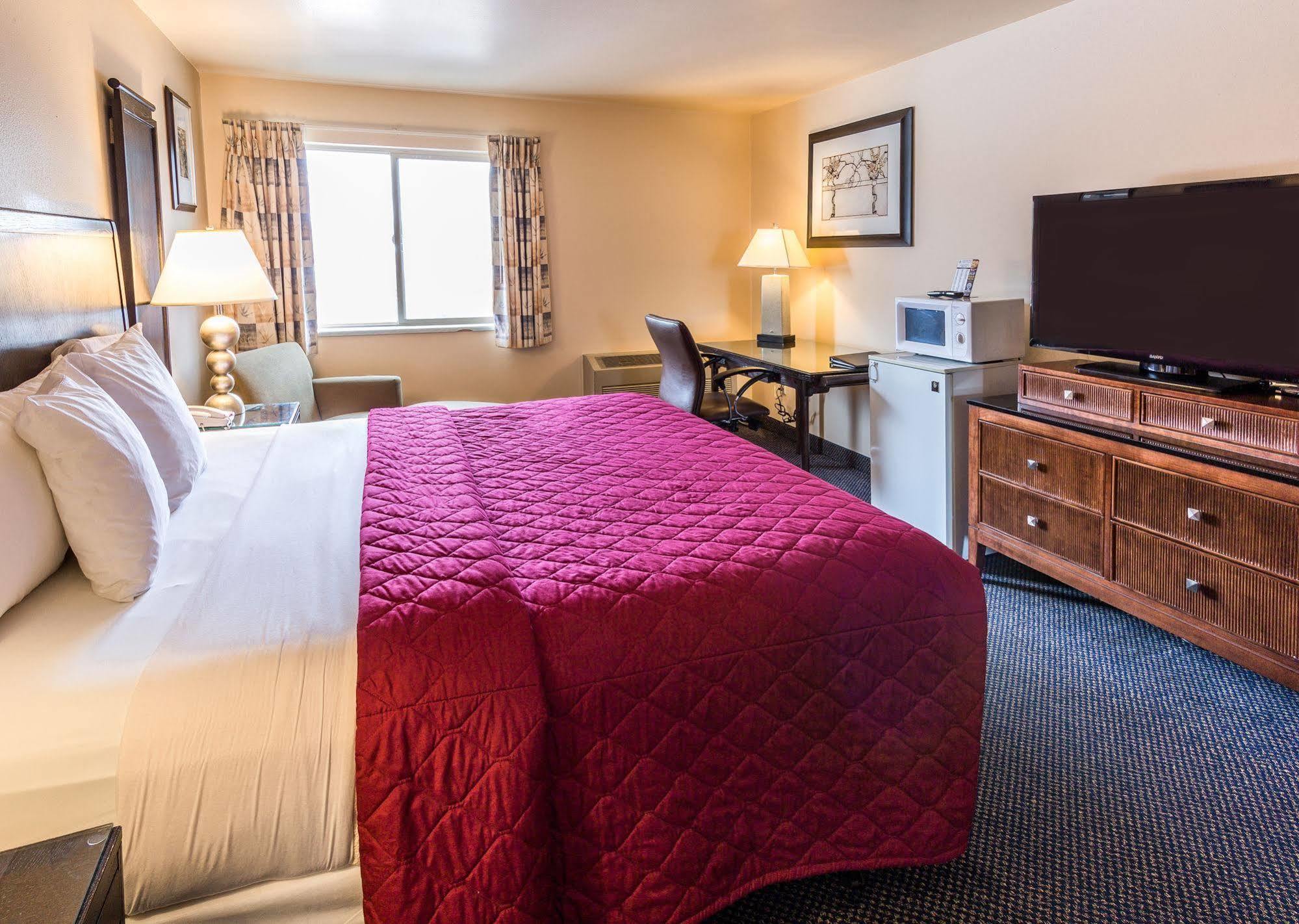 Cedars Inn Wenatchee Exterior photo